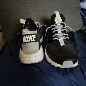 Nike Men's Black and Gray Sneakers